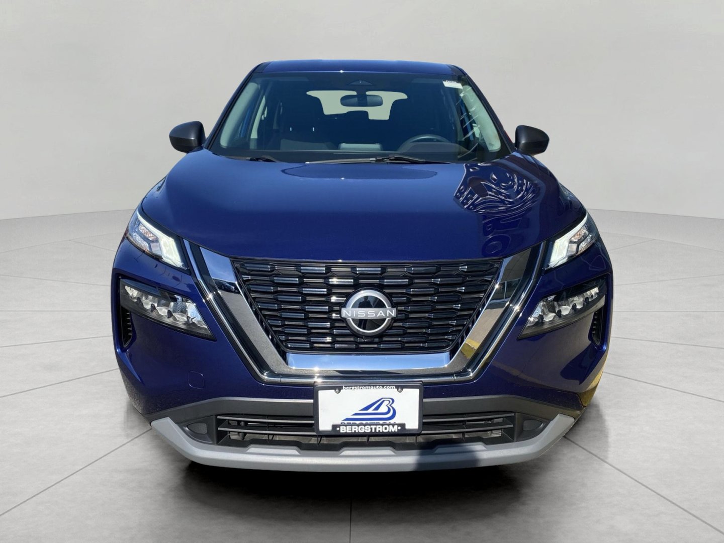 Used 2023 Nissan Rogue S AWD/4WD image 3