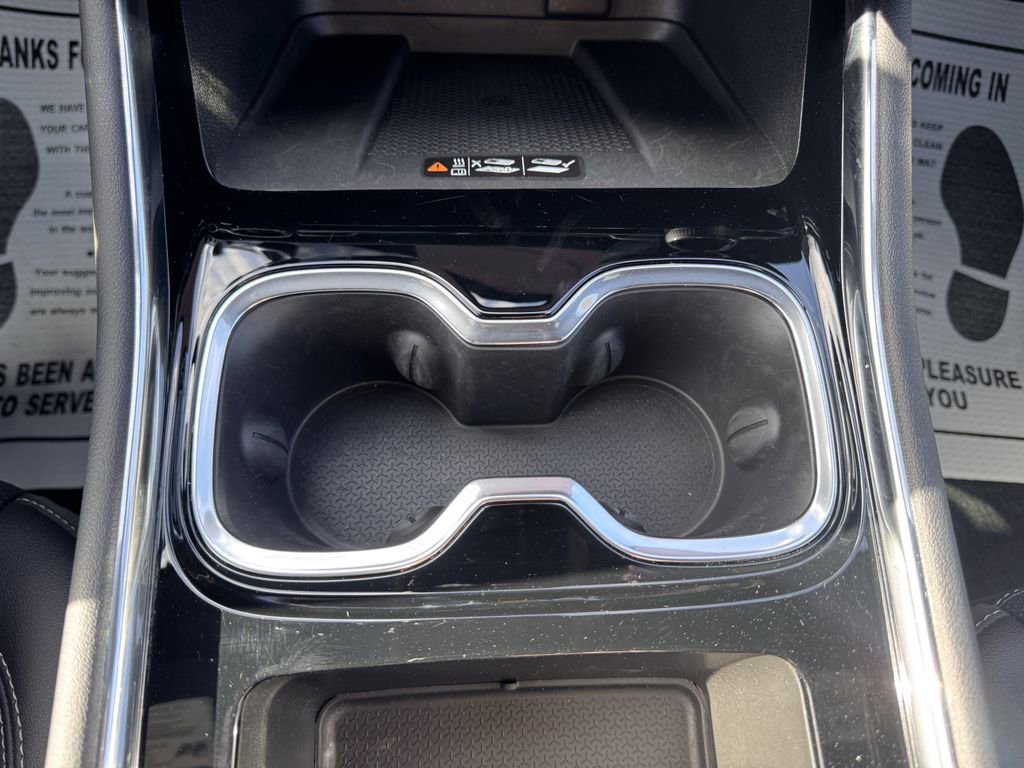 Used 2025 Chevrolet Traverse LT image 23