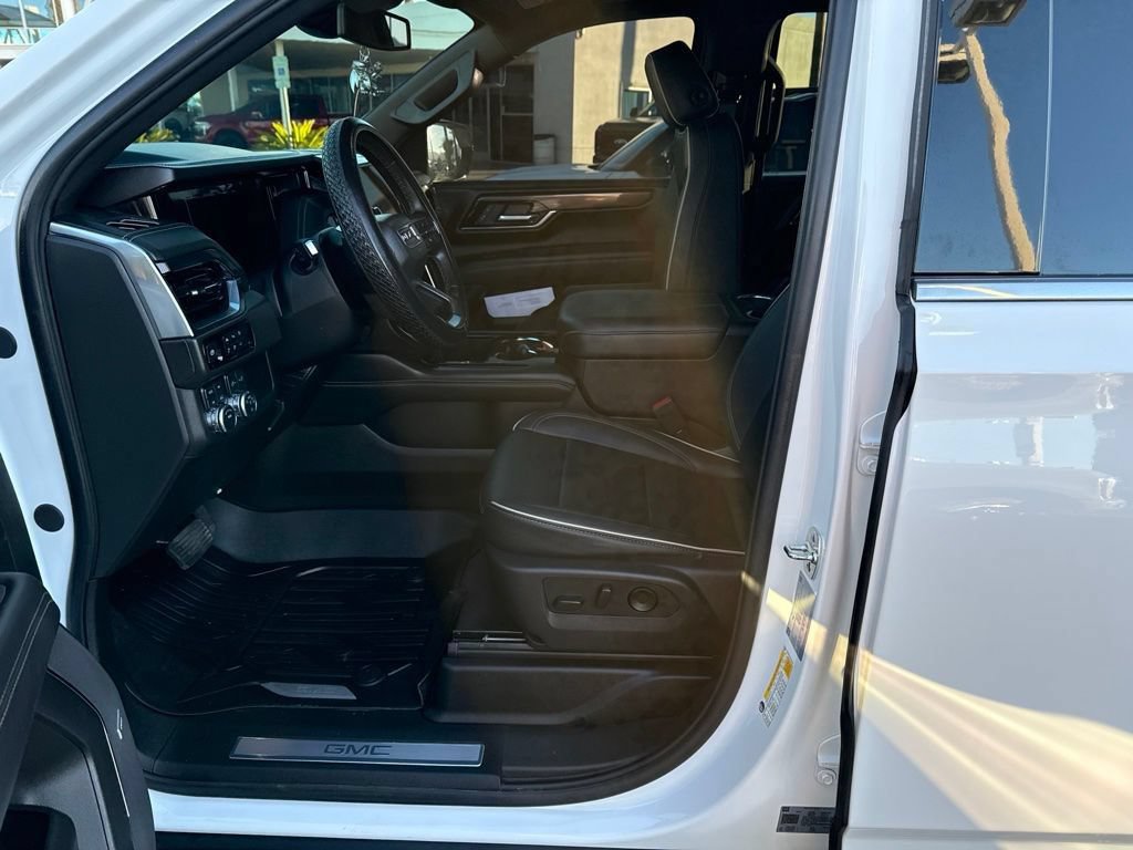 Used 2025 GMC Yukon Elevation AWD/4WD image 3