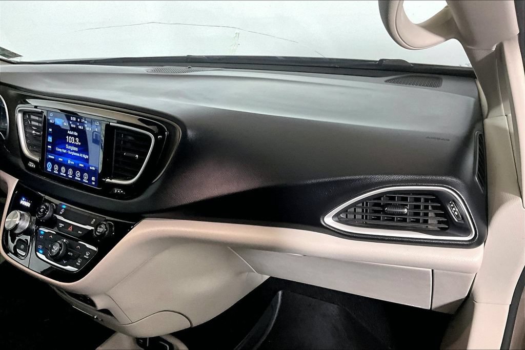 Used 2017 Chrysler Pacifica Touring Plus w/ Tire & Wheel Group FWD image 12