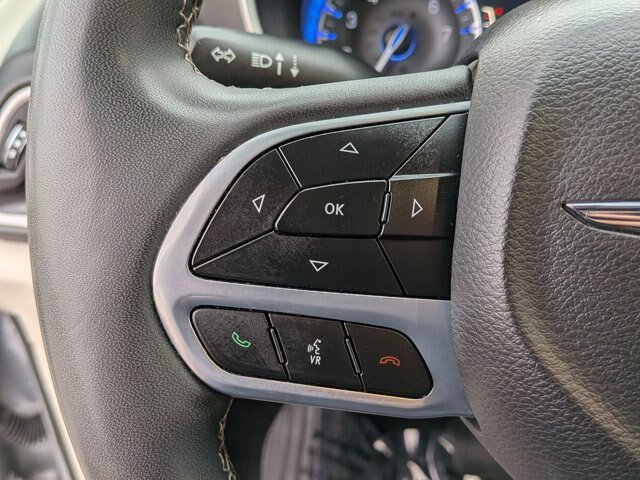 Used 2023 Chrysler Pacifica Touring-L FWD image 15