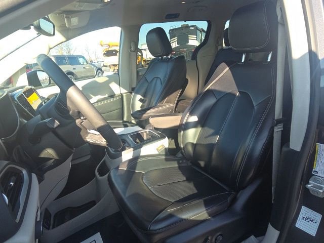 Used 2023 Chrysler Pacifica Touring-L image 25