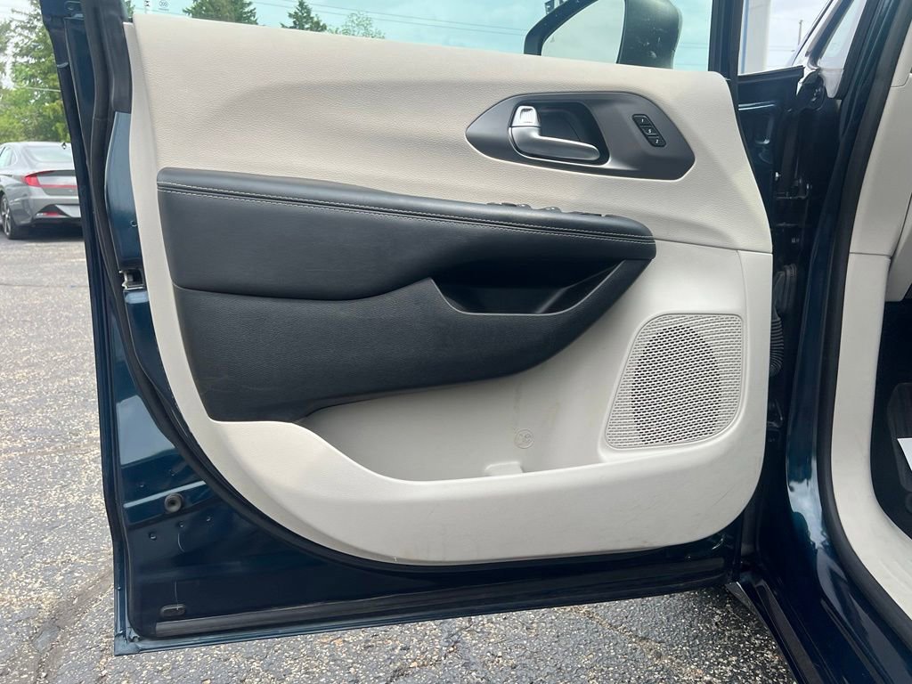 Used 2023 Chrysler Pacifica Touring-L FWD image 16
