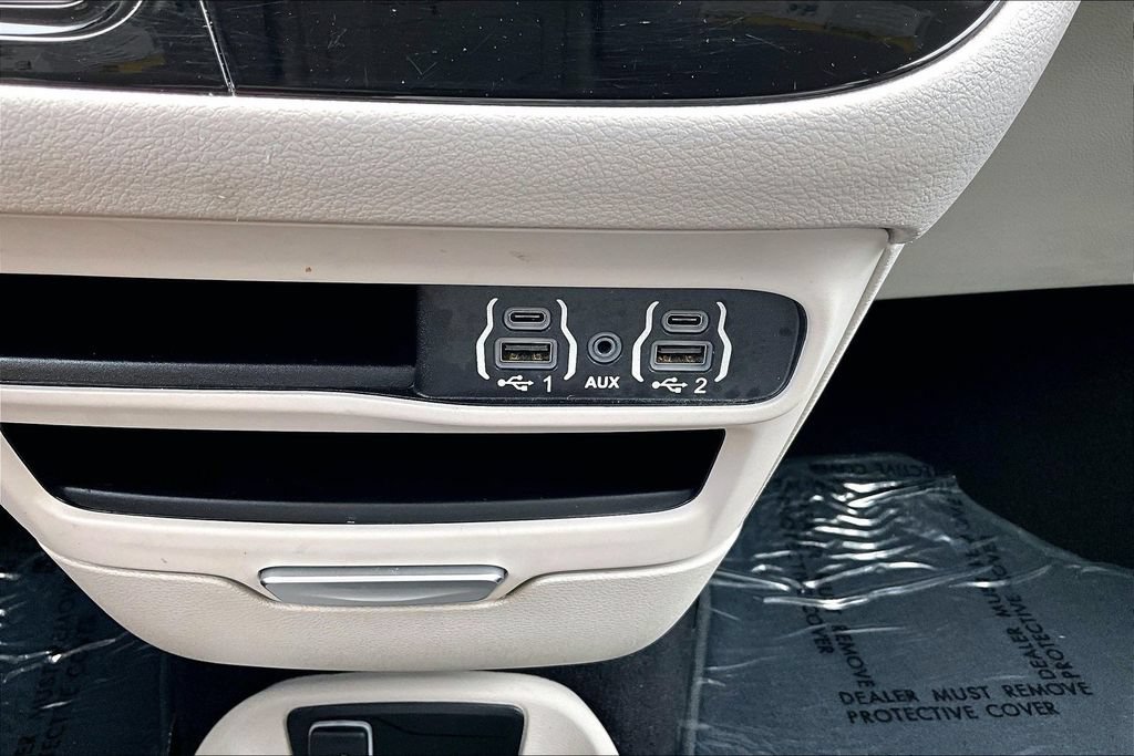 Used 2023 Chrysler Pacifica Touring-L FWD image 33