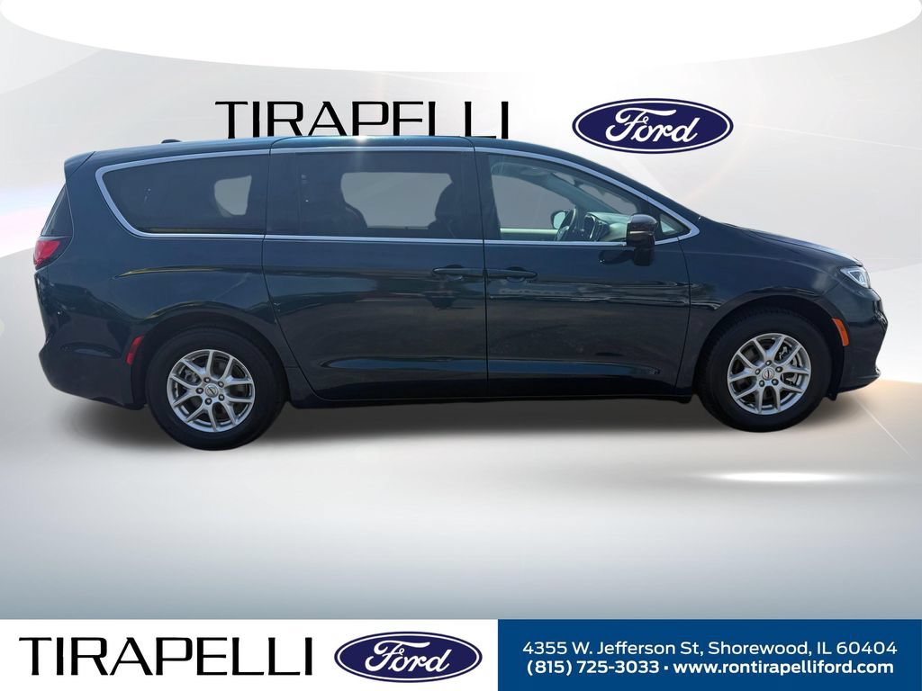 Used 2024 Chrysler Pacifica Touring-L FWD image 4