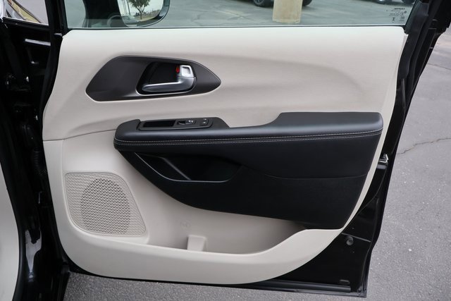 Used 2024 Chrysler Pacifica Touring-L image 17