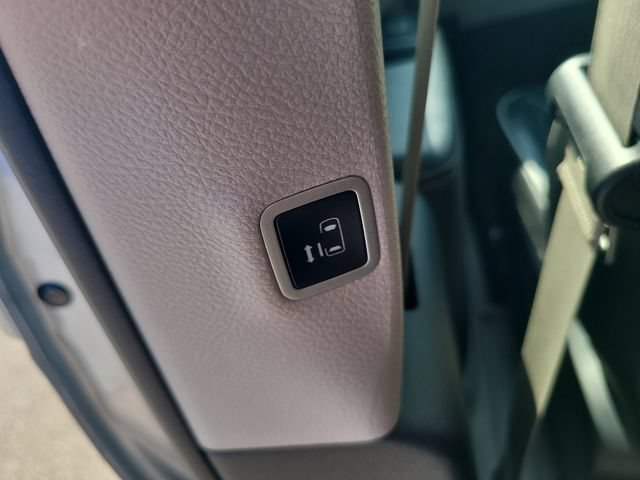 Used 2024 Chrysler Pacifica Limited FWD image 25
