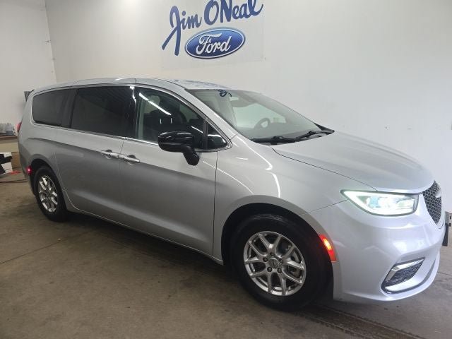 Used 2024 Chrysler Pacifica Touring-L FWD image 23
