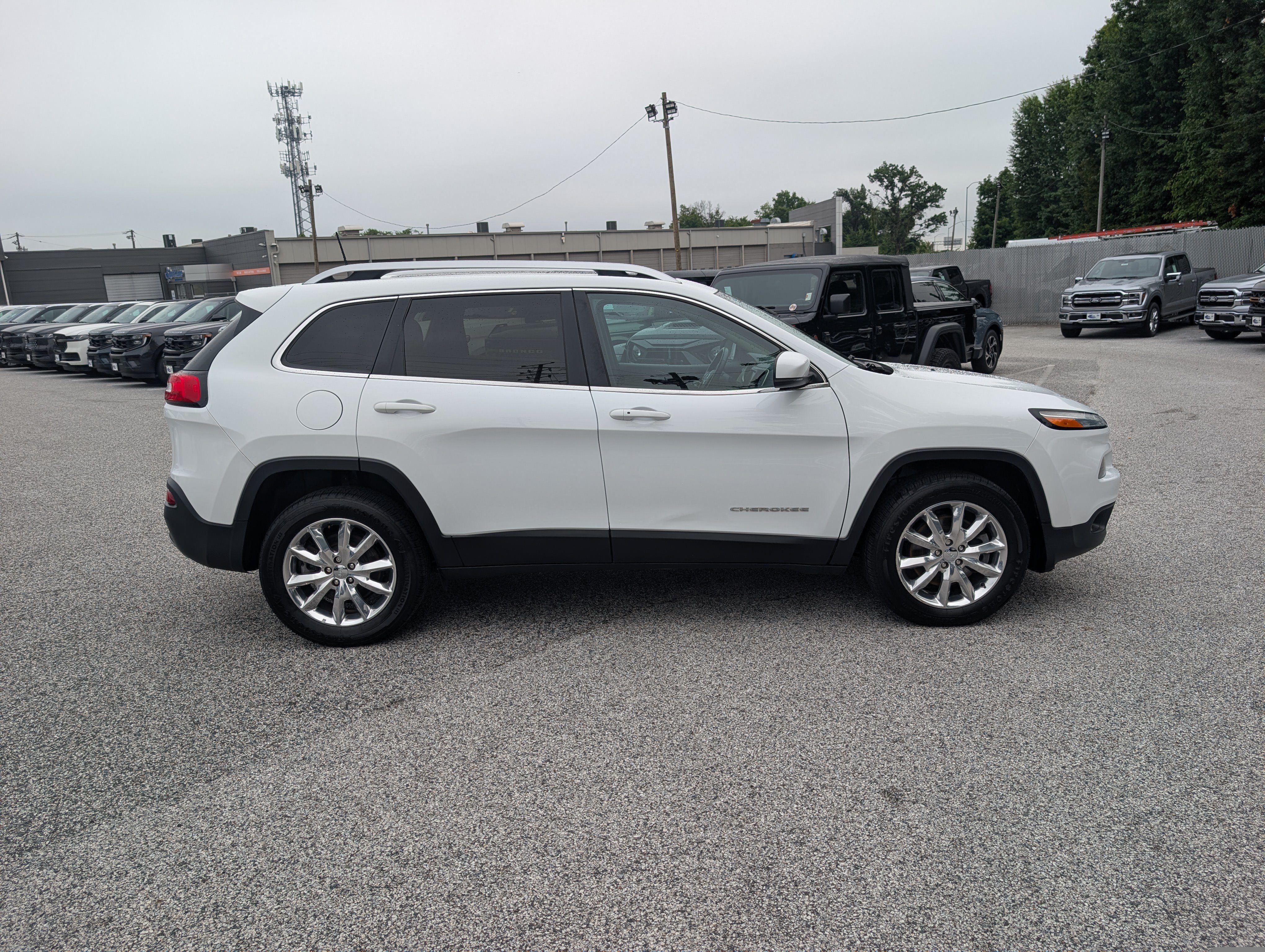 Used 2017 Jeep Cherokee Limited AWD/4WD image 8