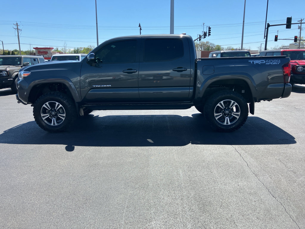 Used 2018 Toyota Tacoma TRD Sport image 3