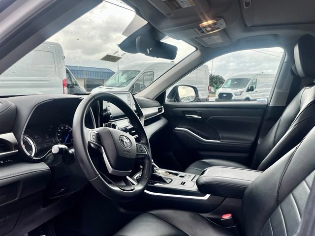 Used 2022 Toyota Highlander XLE AWD/4WD image 3