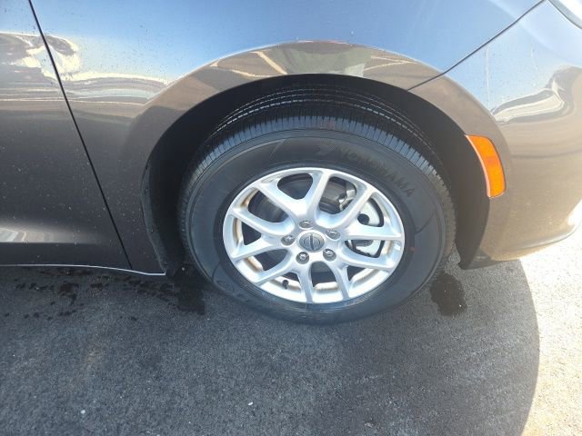 Used 2023 Chrysler Pacifica Touring-L image 8