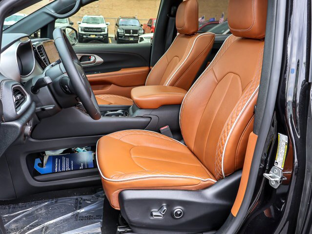 Used 2024 Chrysler Pacifica Pinnacle AWD/4WD image 13