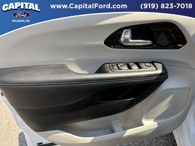 Used 2024 Chrysler Pacifica Limited FWD image 19