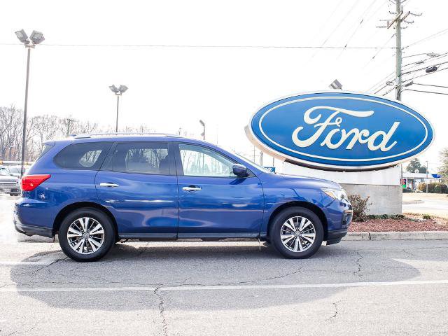 Used 2019 Nissan Pathfinder SV image 1