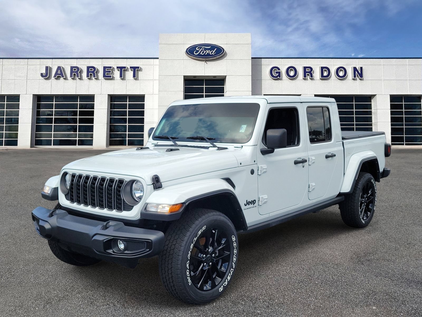 Used 2025 Jeep Gladiator Sport AWD/4WD image 2