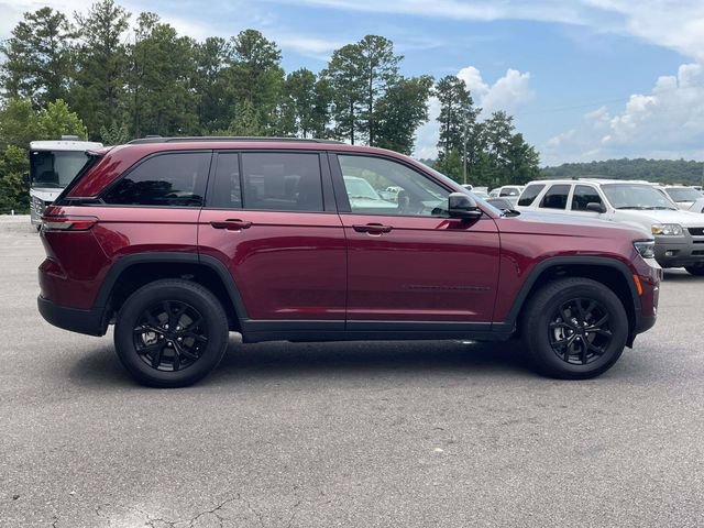 Used 2024 Jeep Grand Cherokee Altitude AWD/4WD image 3