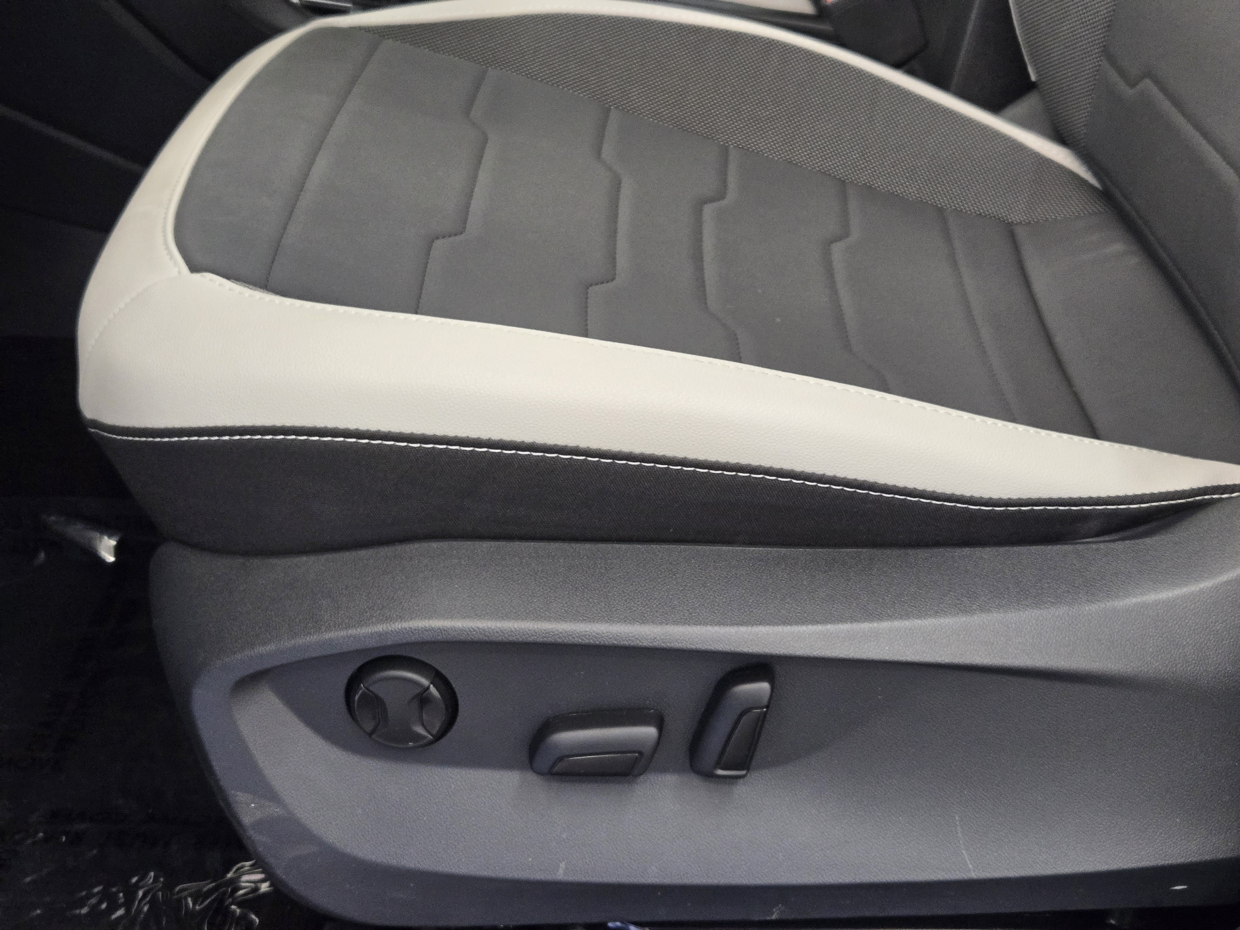 Used 2025 Volkswagen Taos SE w/ Panoramic Sunroof Package FWD image 26