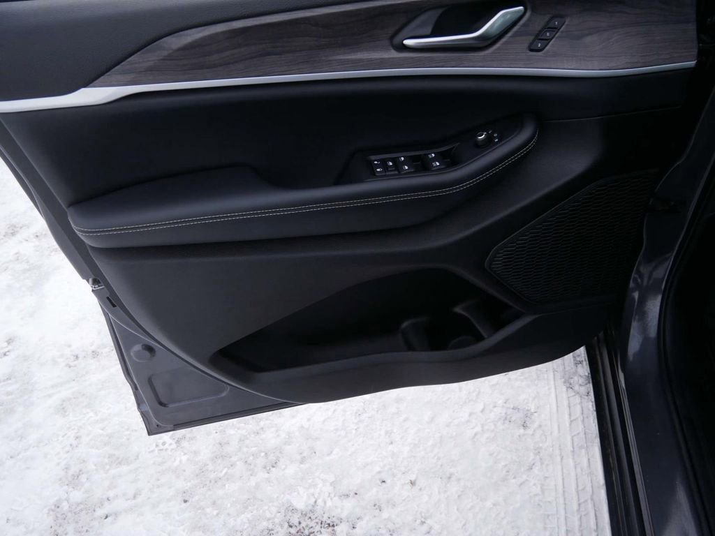 Used 2024 Jeep Grand Cherokee Limited w/ Luxury Tech Group II image 12