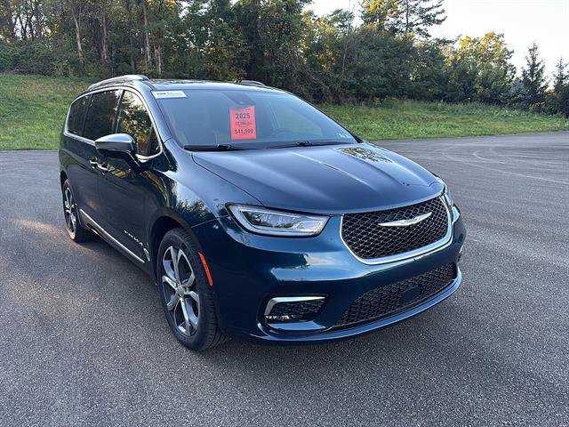 Used 2025 Chrysler Pacifica Pinnacle AWD/4WD image 6