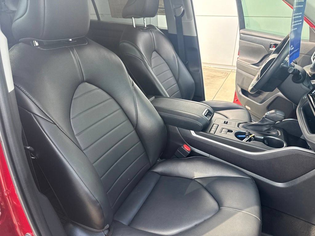 Used 2022 Toyota Highlander XLE FWD image 32
