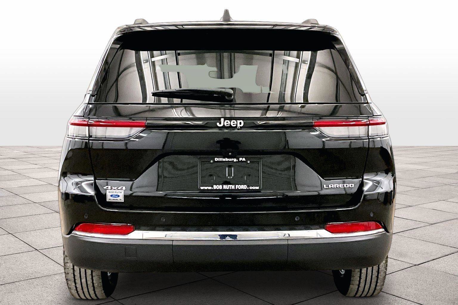 Used 2023 Jeep Grand Cherokee Laredo image 4