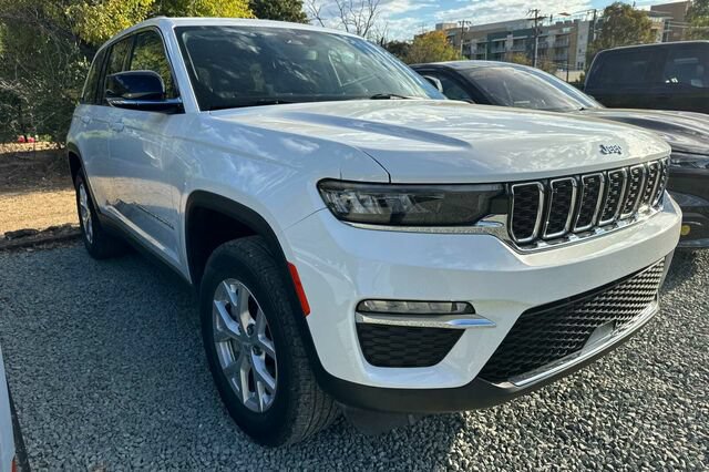 Used 2023 Jeep Grand Cherokee Limited w/ Luxury Tech Group II AWD/4WD image 2