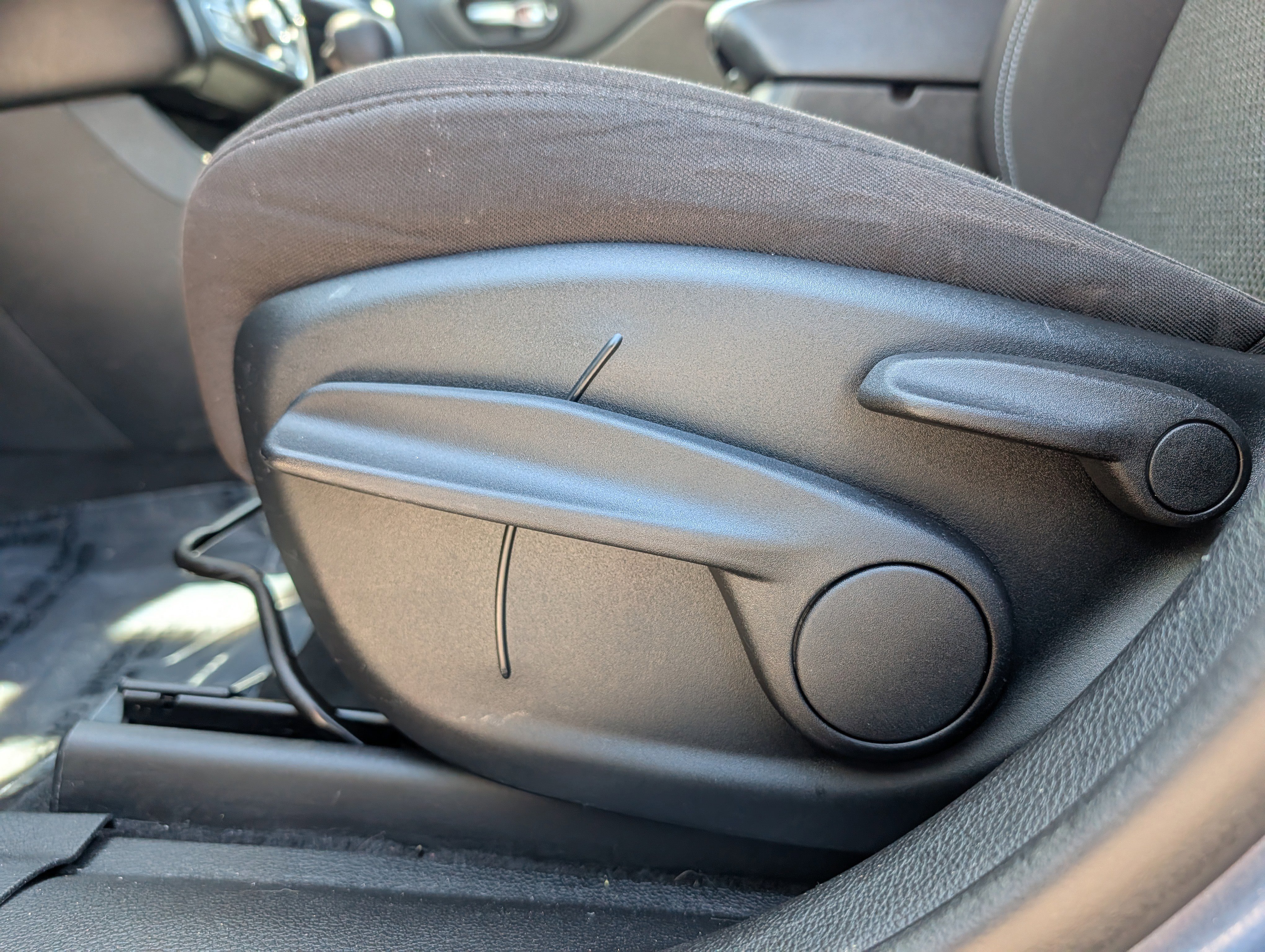 Used 2020 Jeep Cherokee Latitude w/ Cold Weather Group AWD/4WD image 25