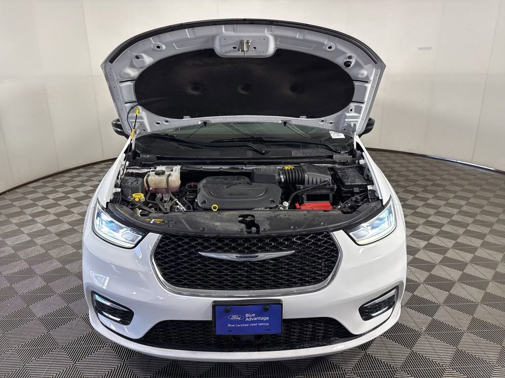 Used 2024 Chrysler Pacifica Touring-L image 10