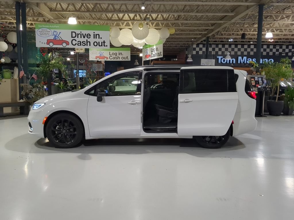 Used 2025 Chrysler Pacifica Limited FWD image 12