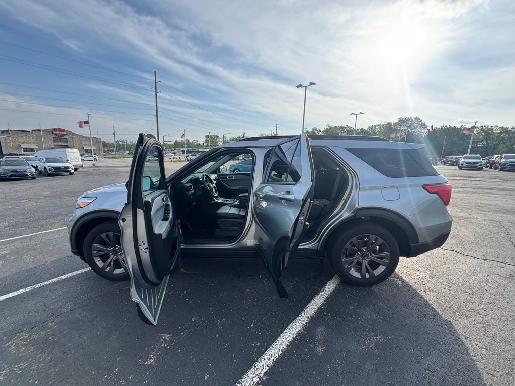 Certified 2023 Ford Explorer XLT w/ Equipment Group 202A image 4