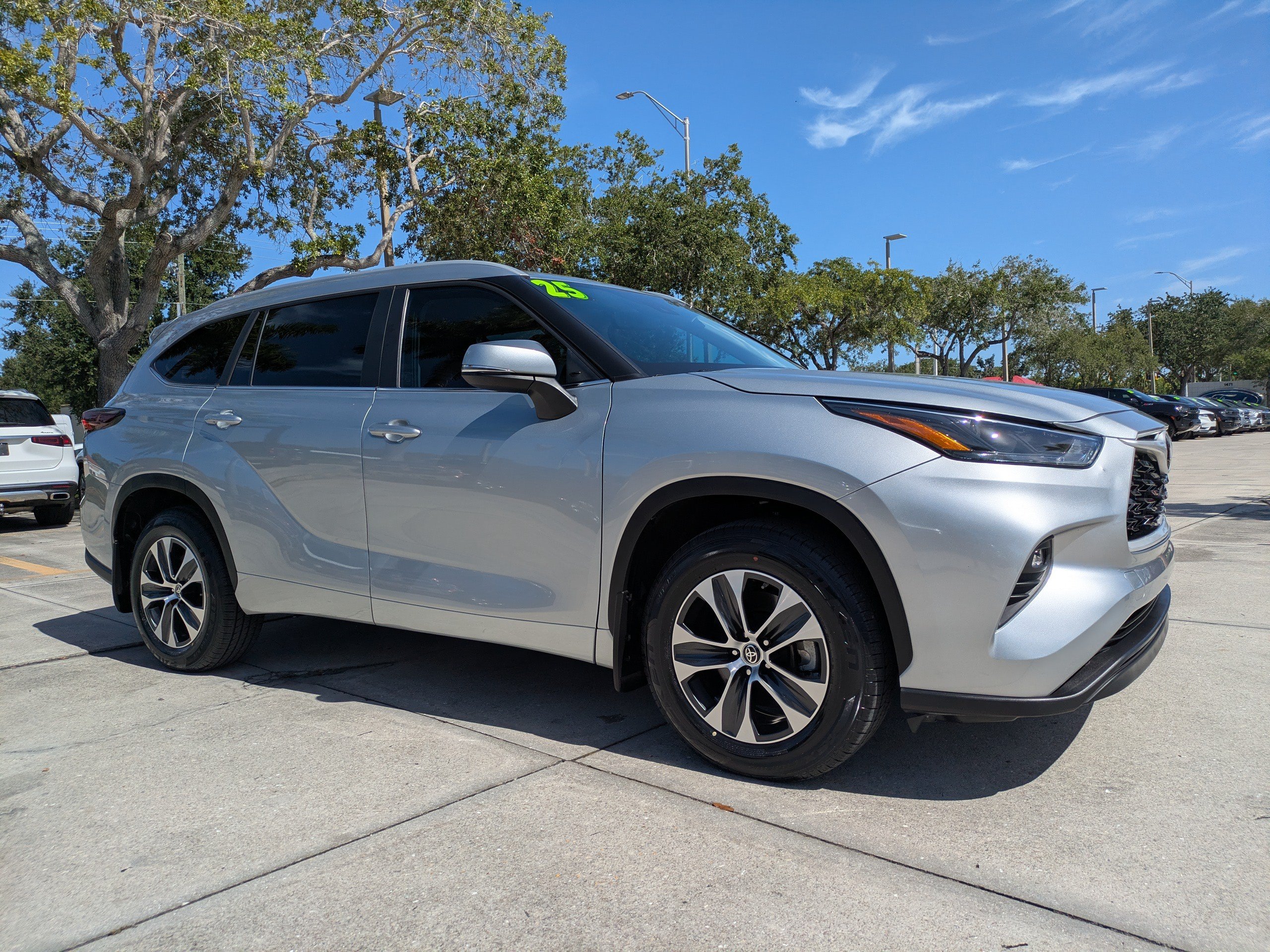Used 2025 Toyota Highlander XLE FWD image 2