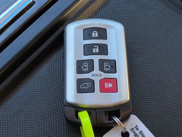 Used 2017 Toyota Sienna L image 33