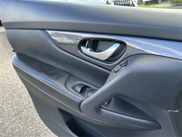 Used 2020 Nissan Rogue SV image 31