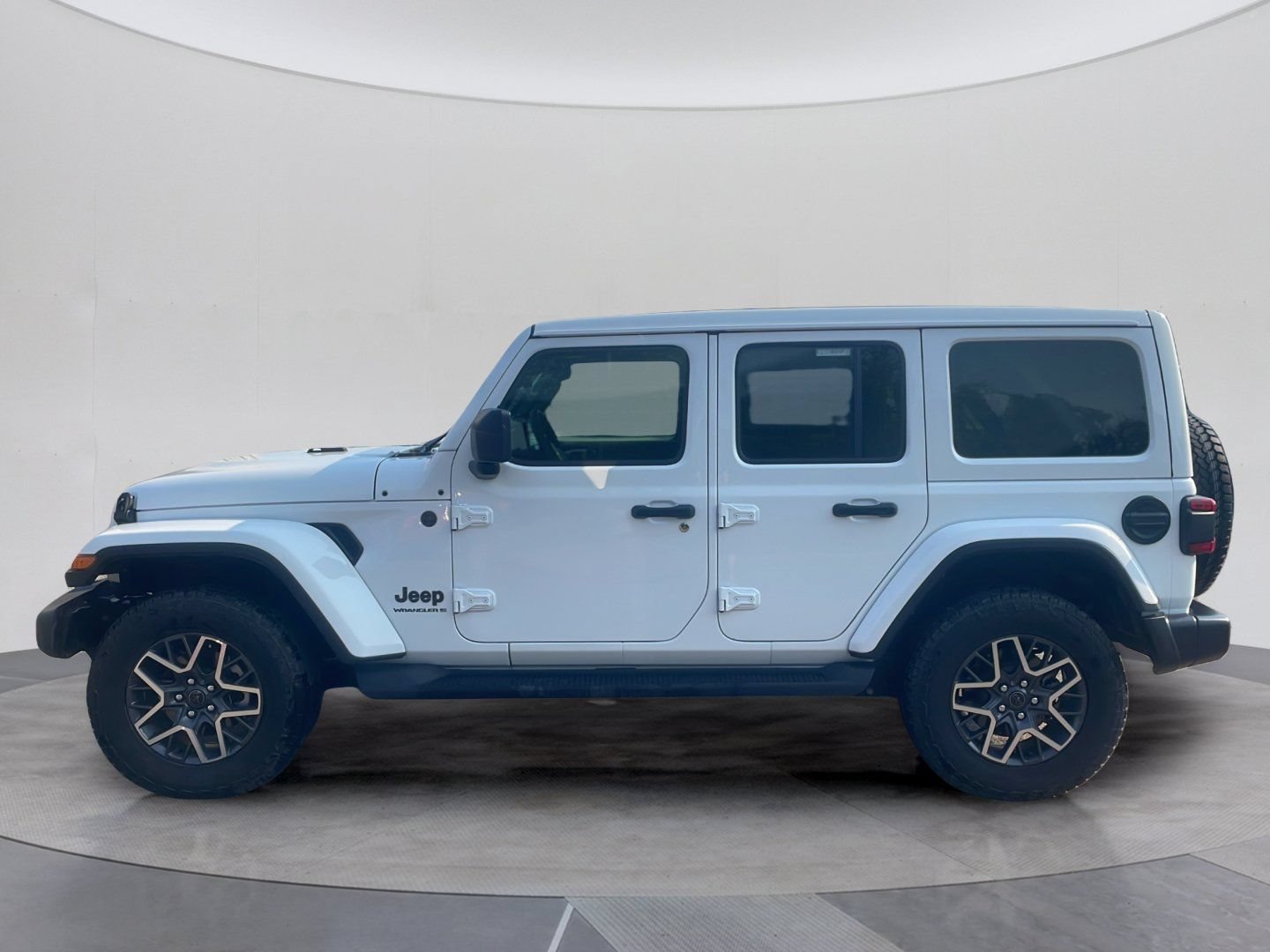 Used 2025 Jeep Wrangler Unlimited Sahara AWD/4WD image 2
