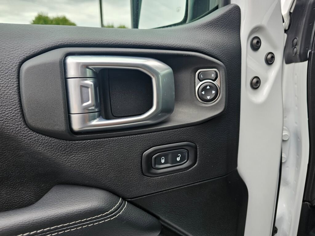 Used 2023 Jeep Wrangler Unlimited Sahara w/ LED Lighting Group AWD/4WD image 17