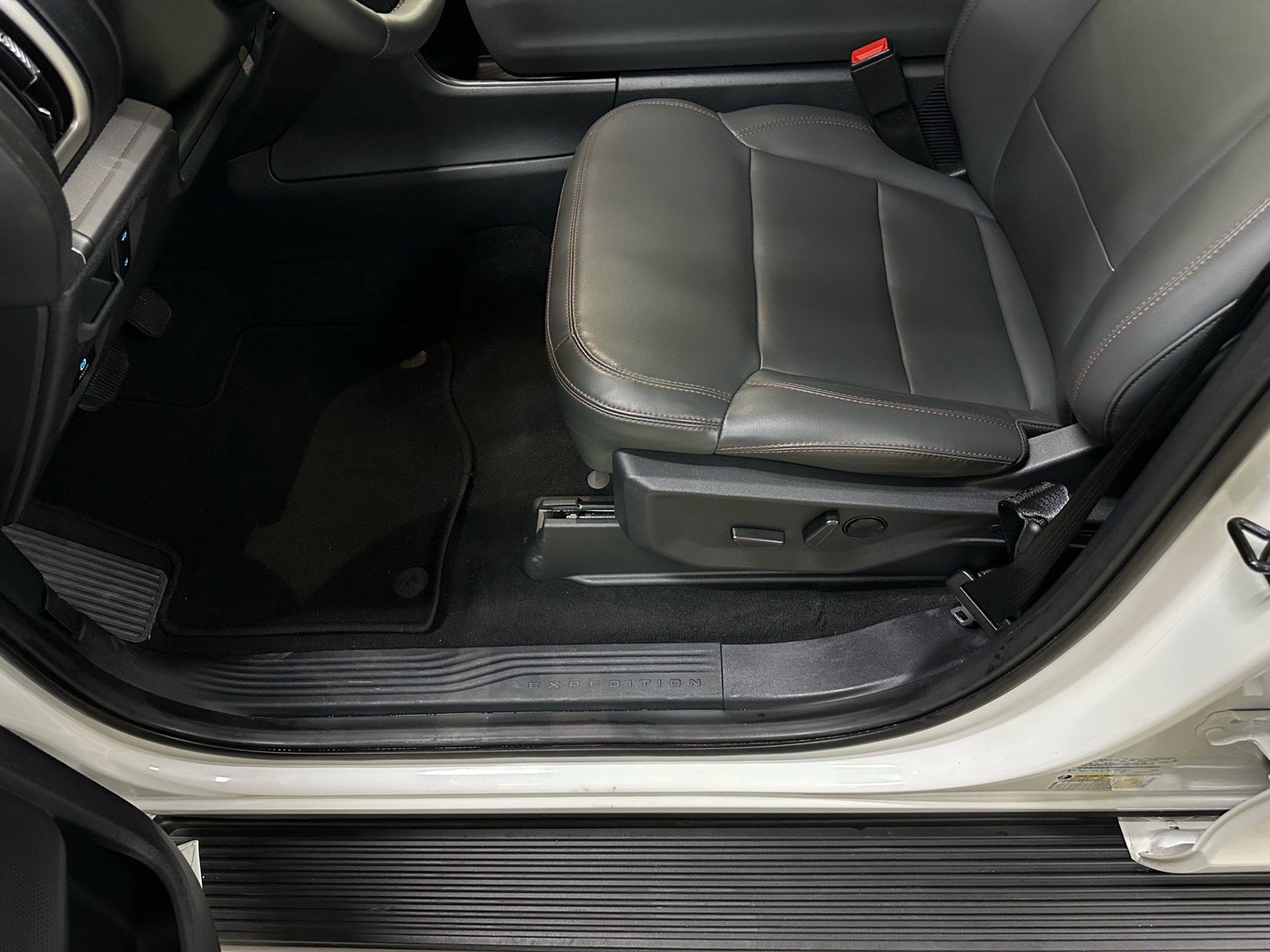 Certified 2025 Ford Expedition Active image 29