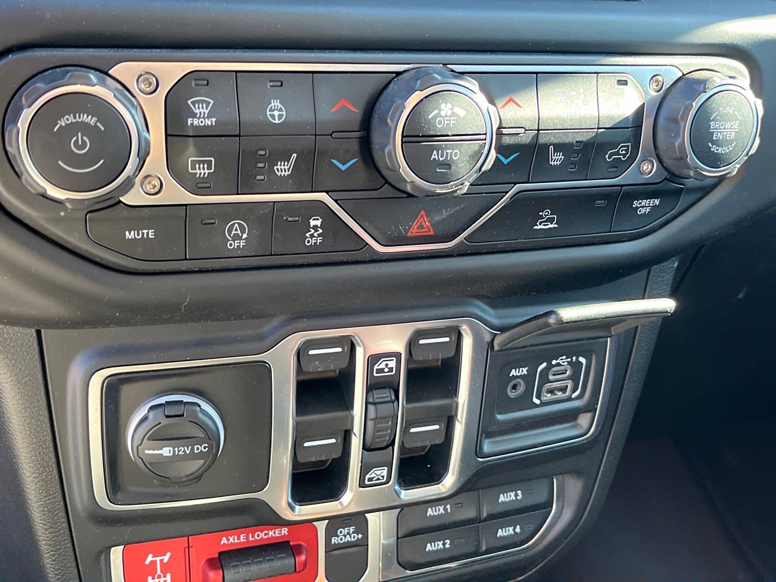 Used 2023 Jeep Gladiator Mojave w/ Cold Weather Group image 15