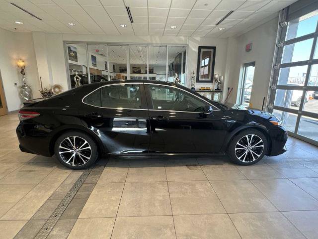 Used 2019 Toyota Camry SE w/ Sunroof Package image 6