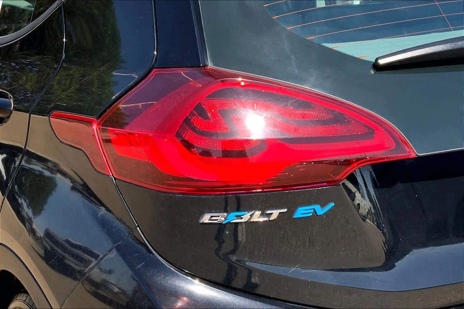 Used 2019 Chevrolet Bolt Premier w/ Infotainment Package FWD image 27