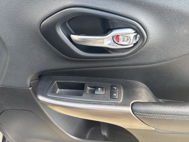 Used 2019 Jeep Cherokee Latitude w/ Popular Appearance Group image 34