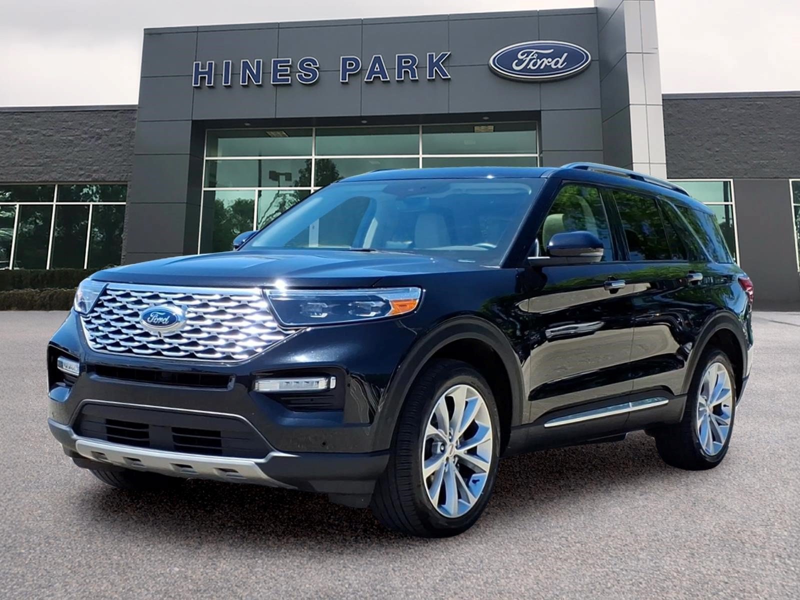 Certified 2023 Ford Explorer Platinum w/ Technology Package AWD/4WD image 3