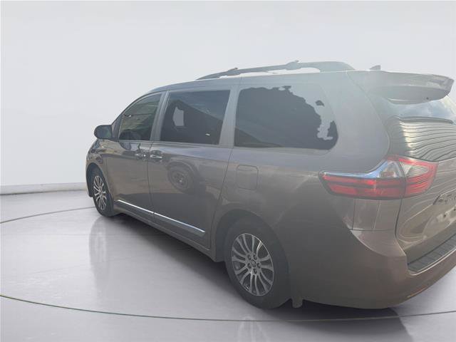 Used 2020 Toyota Sienna XLE Premium FWD image 3