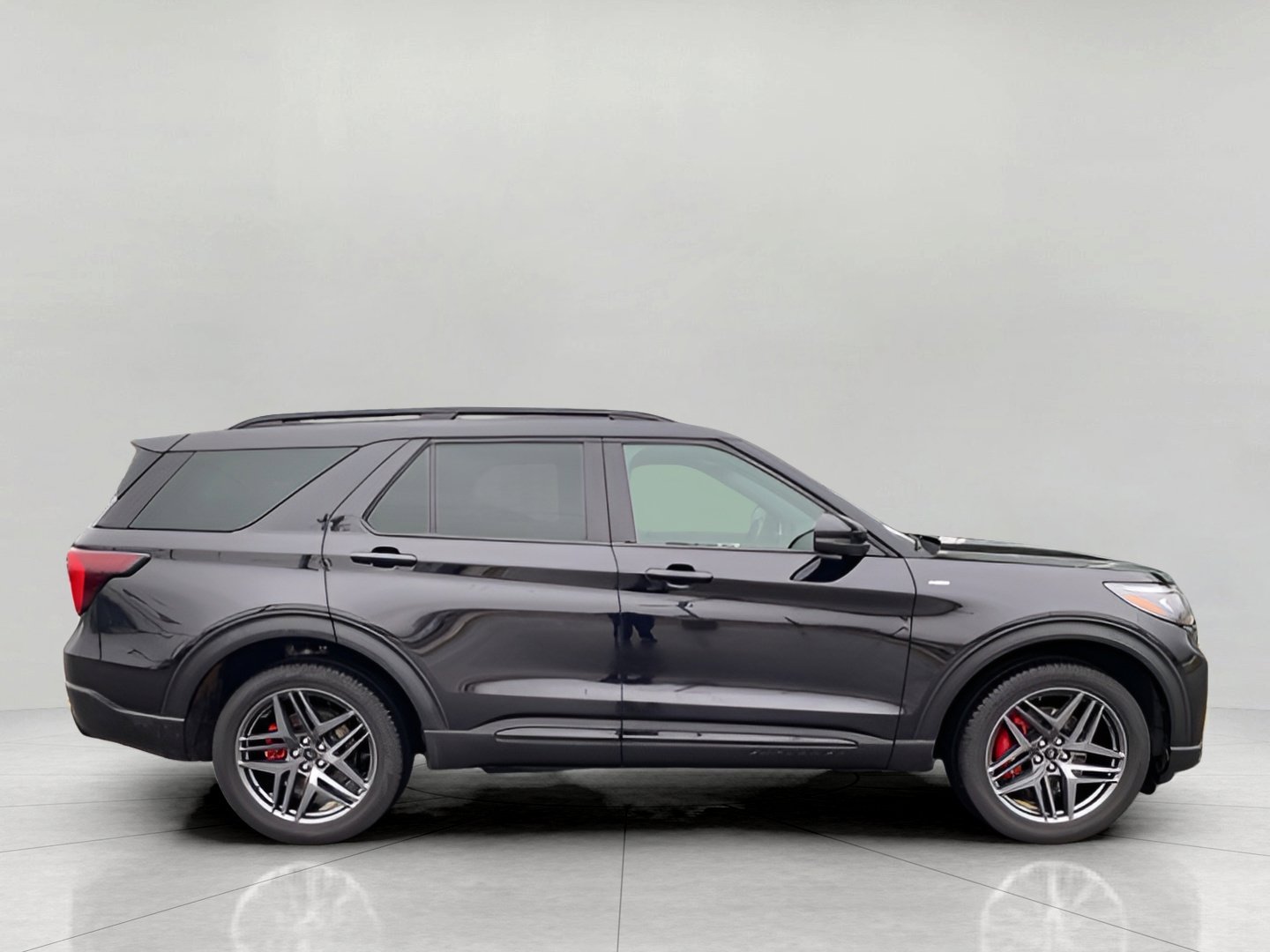 Certified 2025 Ford Explorer ST-Line w/ ST-Line Street Pack image 4