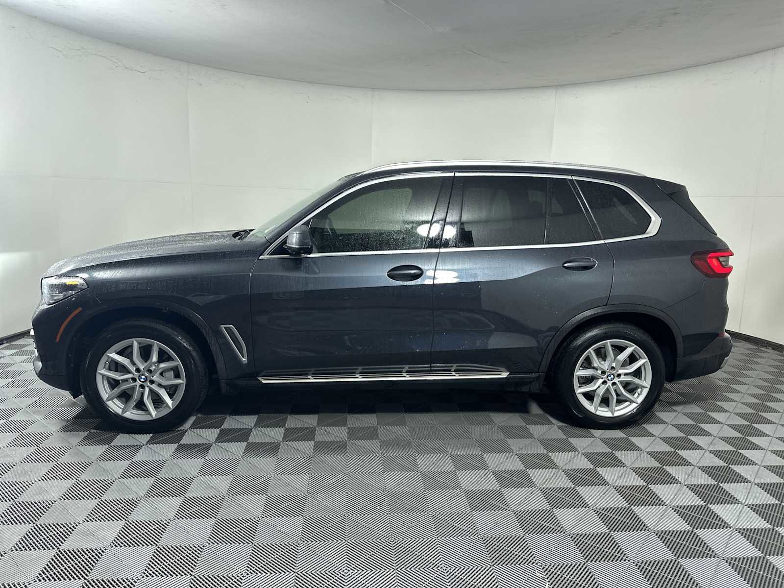 Used 2022 BMW X5 sDrive40i w/ Premium Package image 2