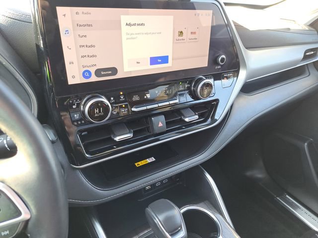 Used 2024 Toyota Highlander Platinum AWD/4WD image 16