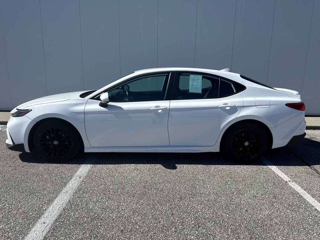 Used 2025 Toyota Camry SE FWD image 3