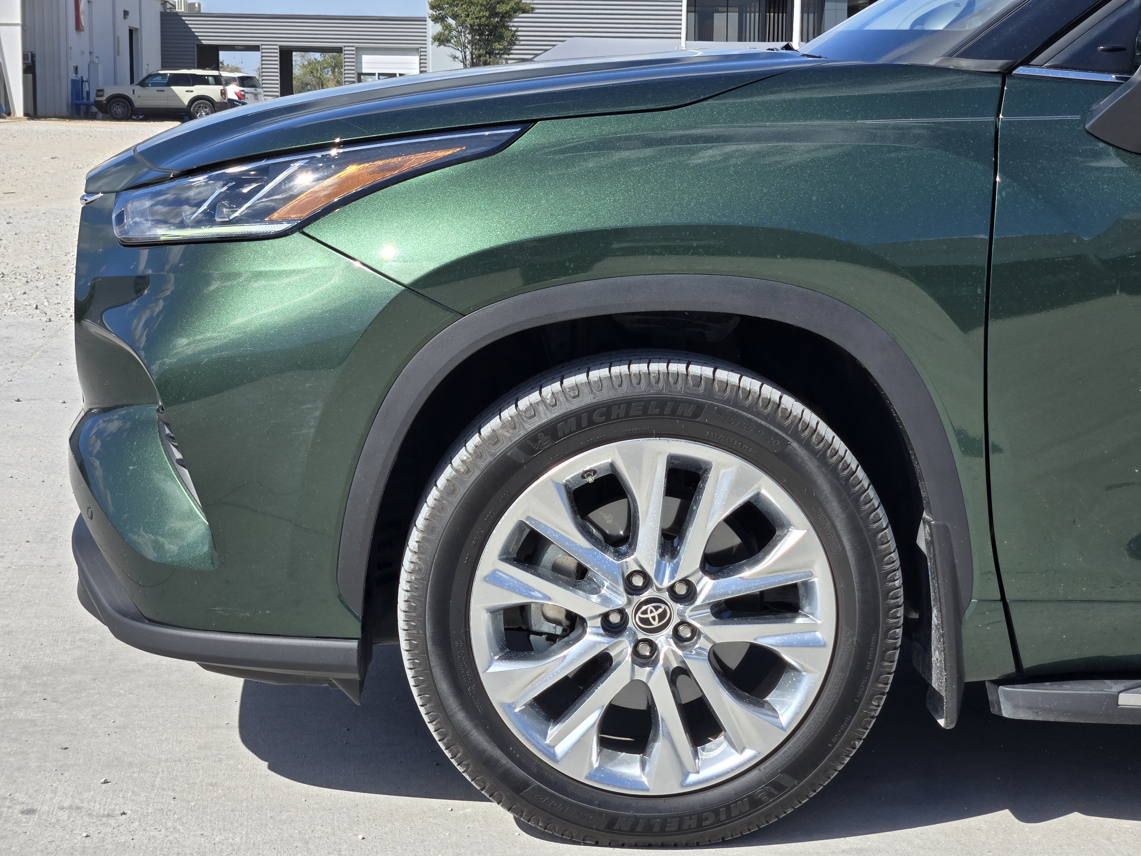 Used 2023 Toyota Highlander Limited FWD image 8