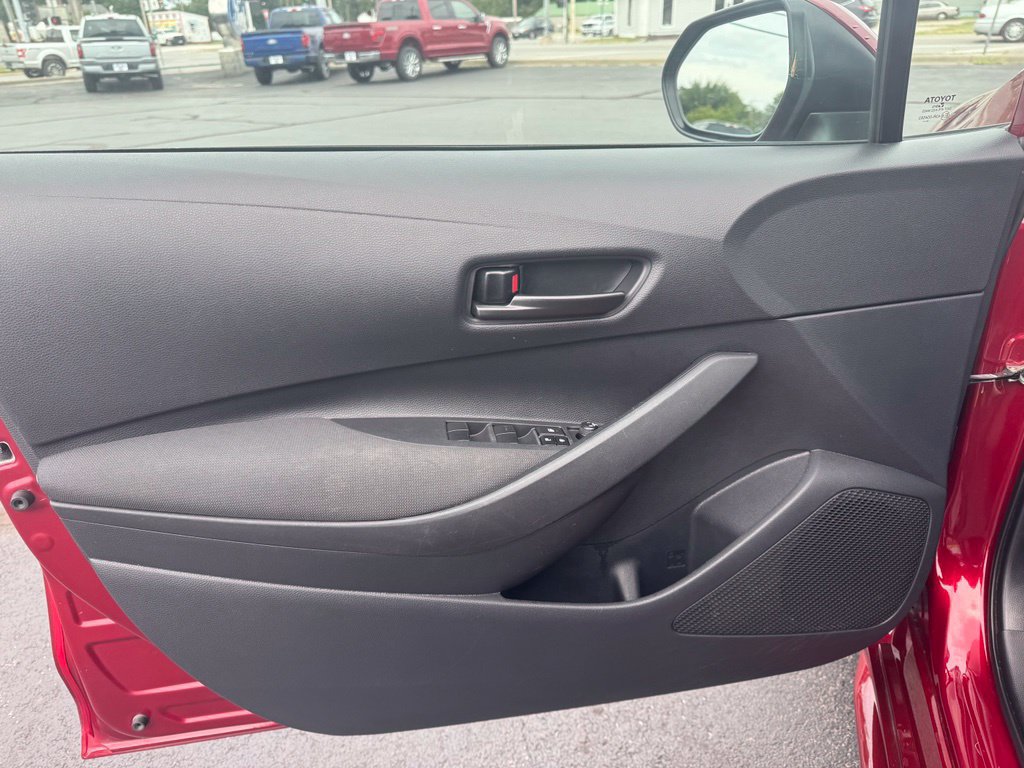 Used 2025 Toyota Corolla LE FWD image 2