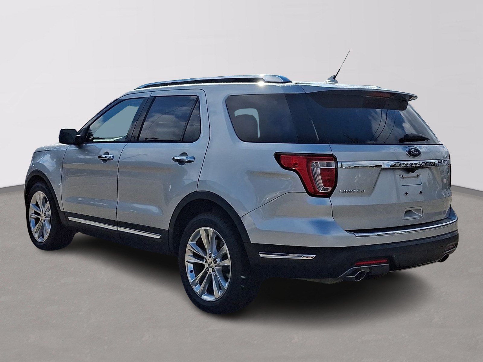 Certified 2019 Ford Explorer Limited w/ Ford Safe & Smart Package FWD image 4